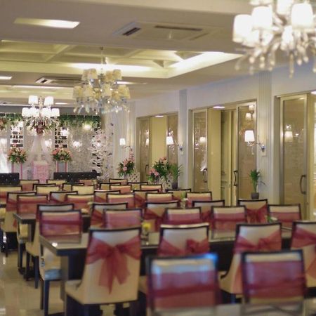 Hotel Gajahmada Pontianak Exterior photo