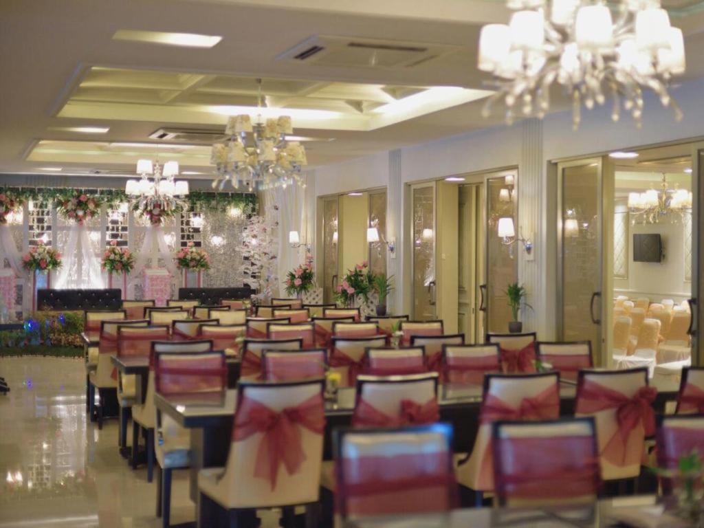 Hotel Gajahmada Pontianak Exterior photo