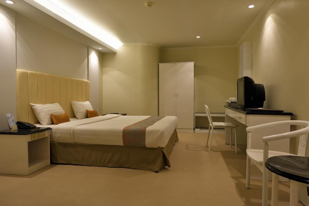Hotel Gajahmada Pontianak Exterior photo